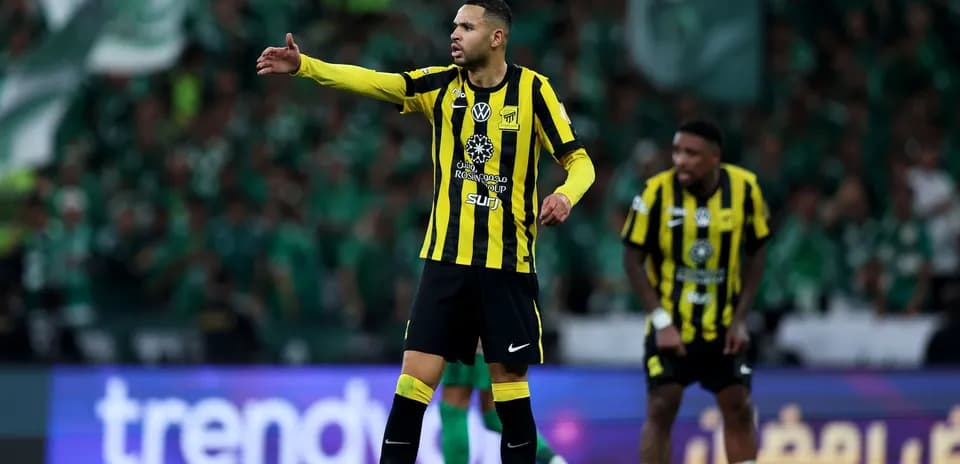 Jugador de Al Ittihad dando instrucciones en el campo