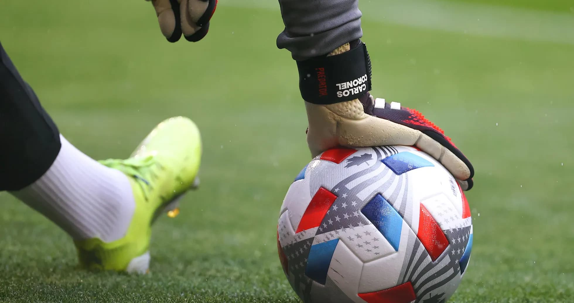 Portero colocando el balón en el campo de juego
