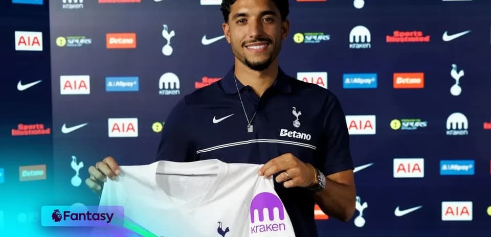 Jugador presenta camiseta de Tottenham en conferencia