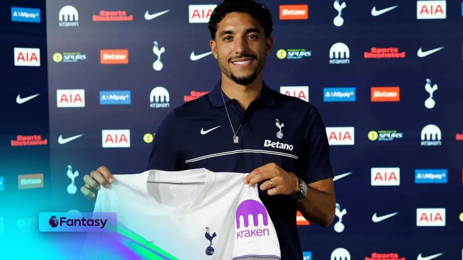 Jugador presenta camiseta de Tottenham en conferencia