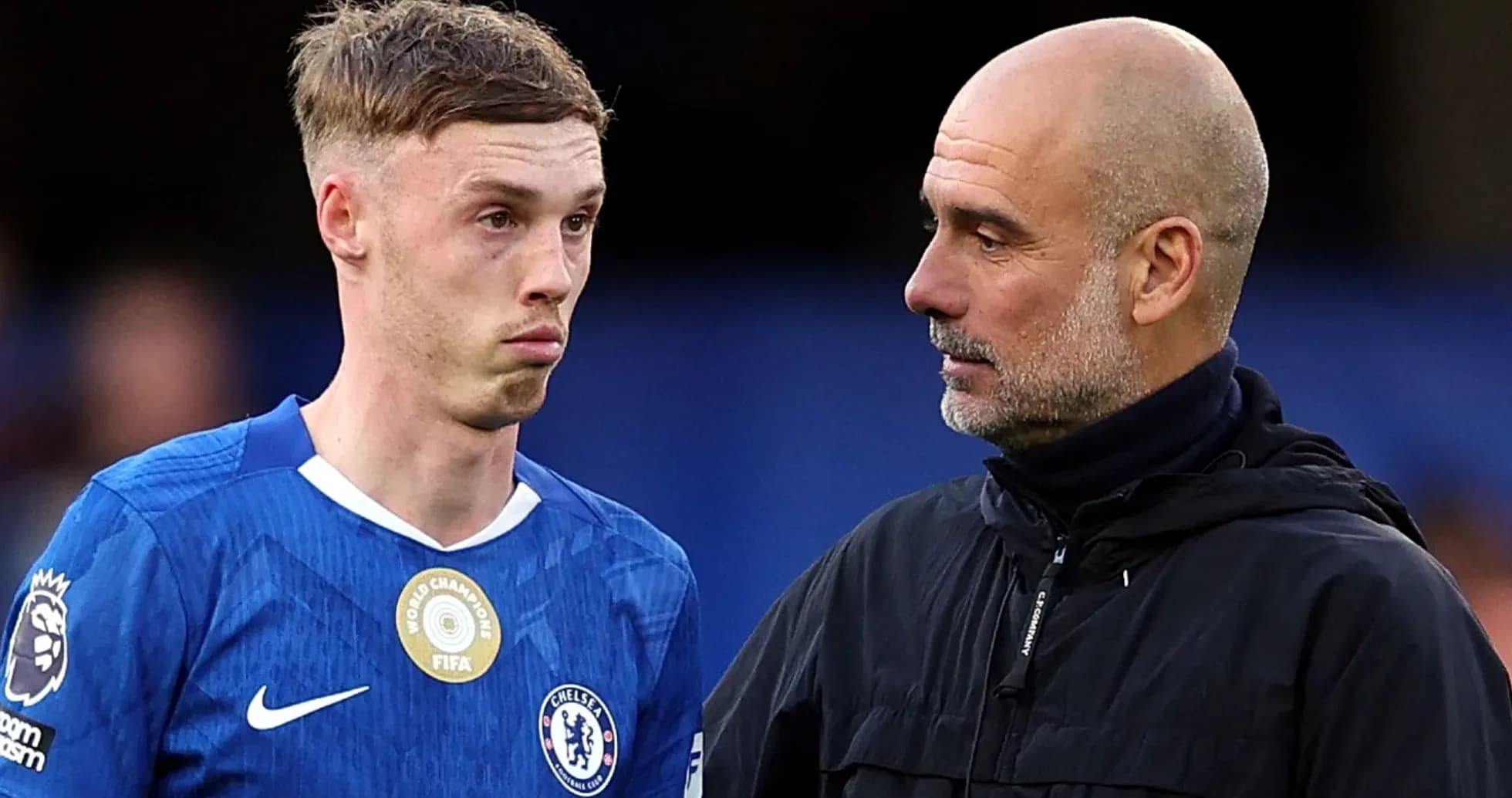 Jugador de Chelsea hablando con entrenador durante partido