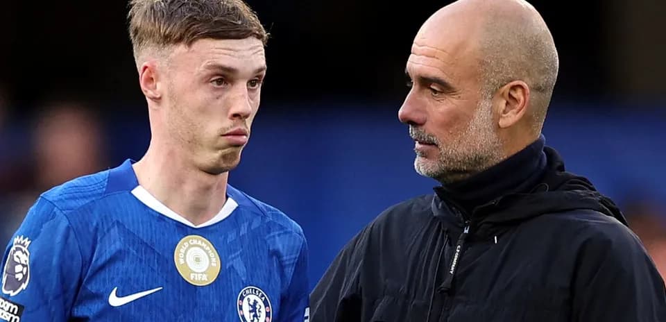 Jugador de Chelsea hablando con entrenador durante partido