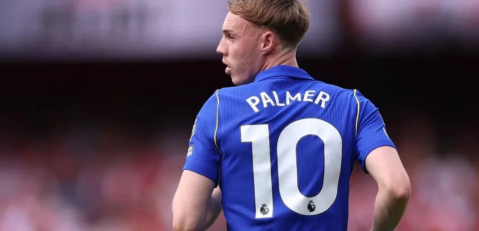 Jugador con camiseta azul y número 10 en partido