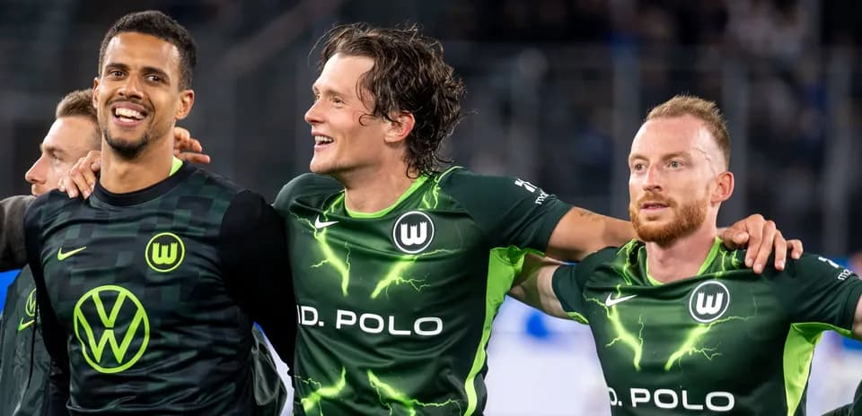 Jugadores de VfL Wolfsburg celebrando juntos en el campo