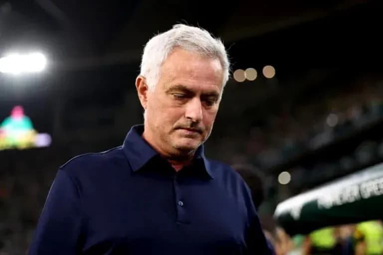 Entrenador caminando hacia el vestuario durante el partido