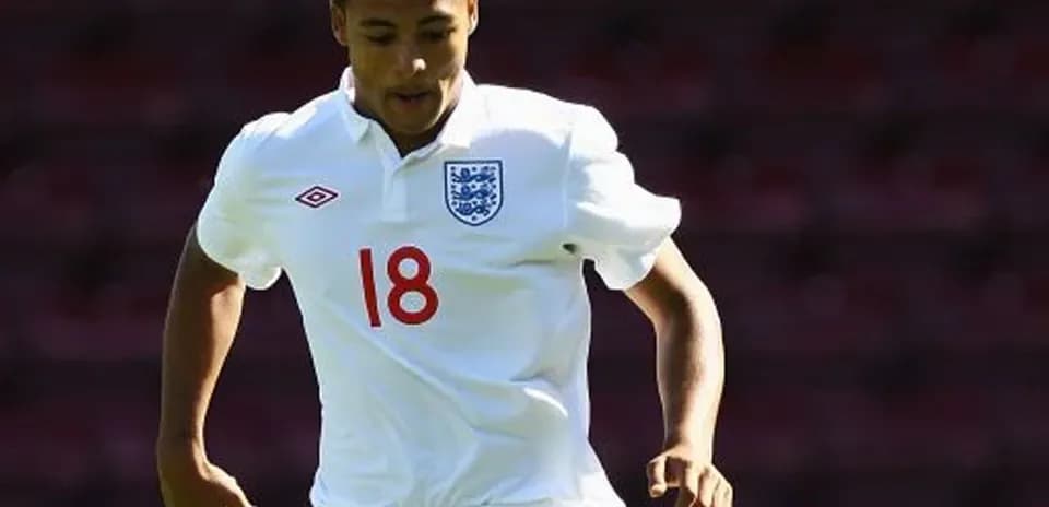 Jugador de Inglaterra con camiseta blanca corriendo