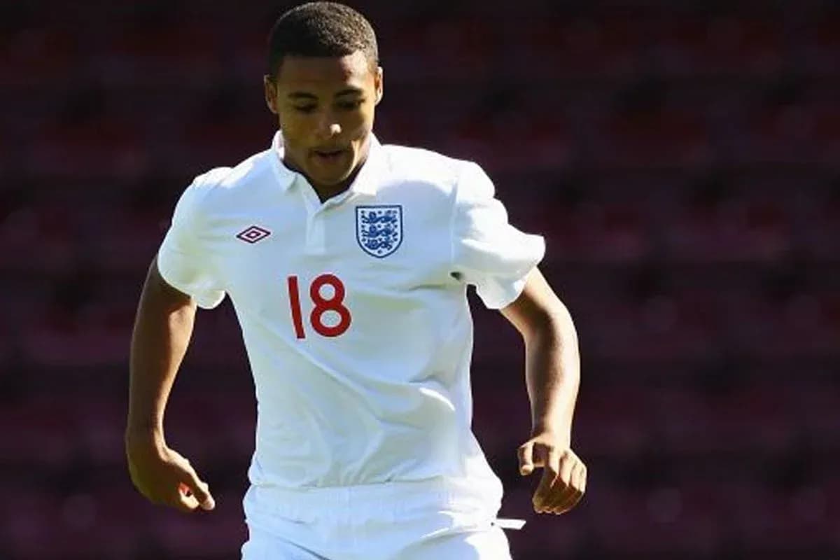 Jugador de Inglaterra con camiseta blanca corriendo