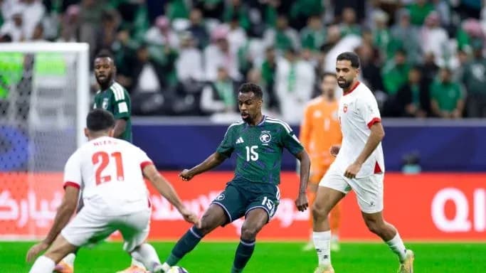 Jugador saudí driblando entre oponentes en el partido