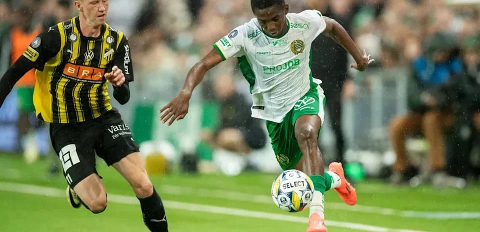 Jugador driblando mientras otro lo persigue en partido