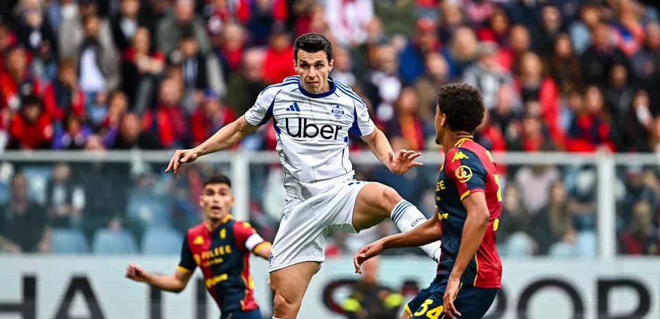 Jugador de Como controlando el balón en partido