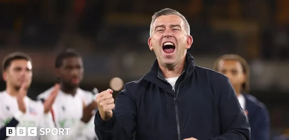 Entrenador celebrando con entusiasmo tras el partido