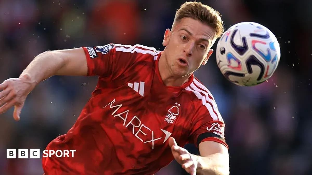 Jugador de Nottingham Forest intentando controlar el balón