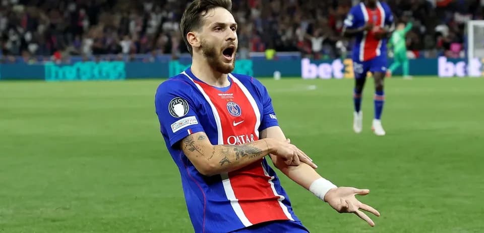 Jugador de PSG celebrando un gol en el campo