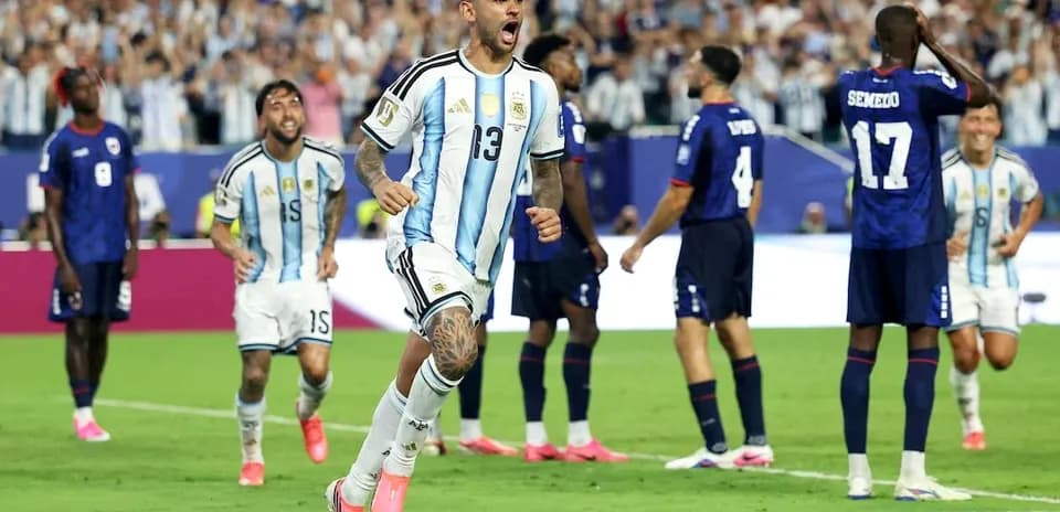 Jugador argentino celebra un gol en el partido