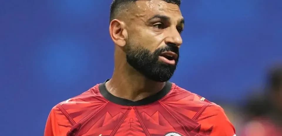 Jugador con camiseta roja de Egipto en el campo