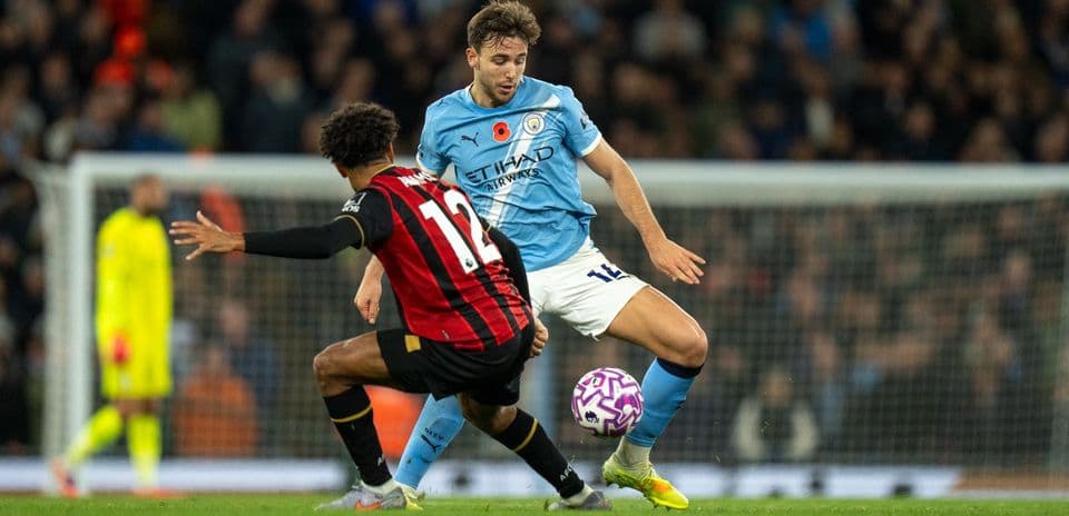 Jugador de Bournemouth desafiando a jugador de Manchester City