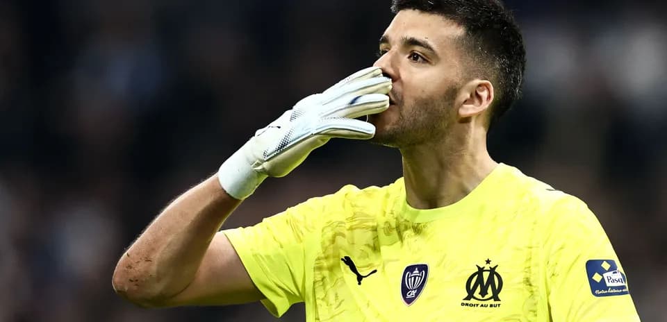 Portero con guantes saludando al público