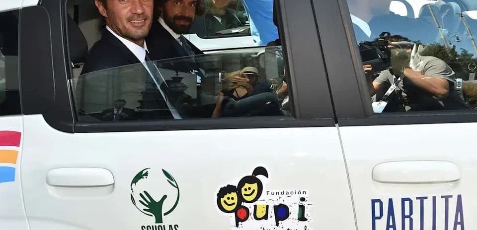 Dos hombres en el interior de un coche blanco