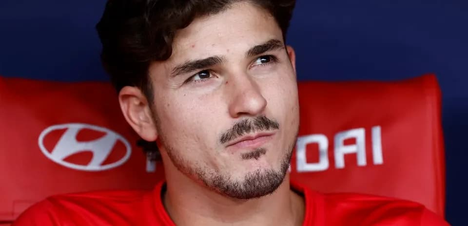 Jugador sentado en el banquillo durante el partido