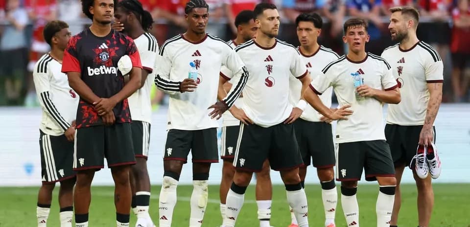 Jugadores de equipo esperando en el campo