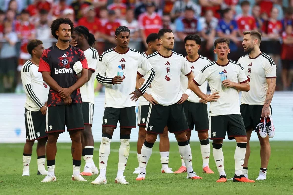 Jugadores de equipo esperando en el campo