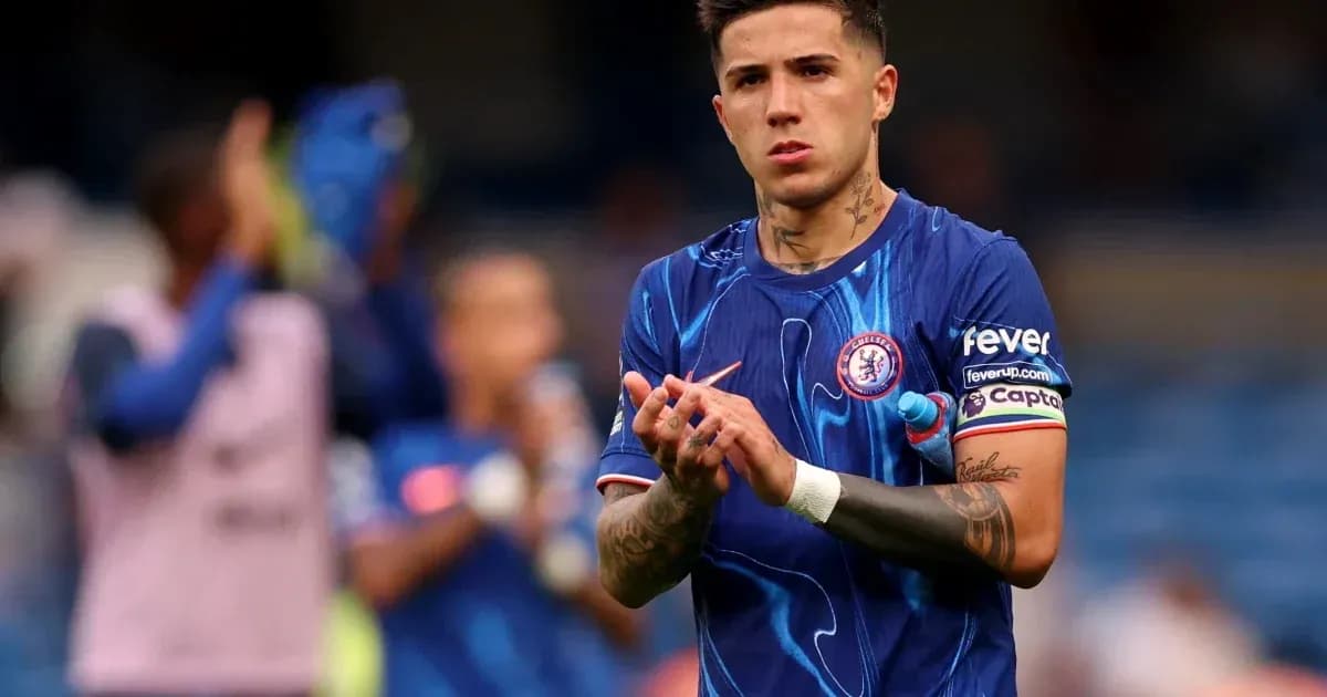 Jugador aplaudiendo con camiseta de Chelsea