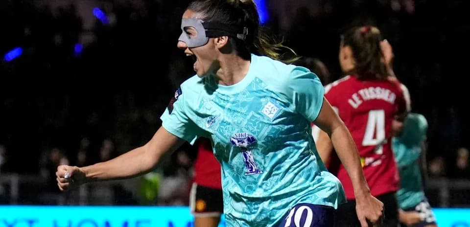 Jugadora celebrando un gol con una máscara en partido