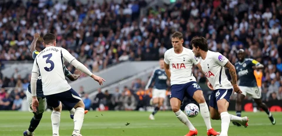 Jugadores de Tottenham compitiendo por el balón