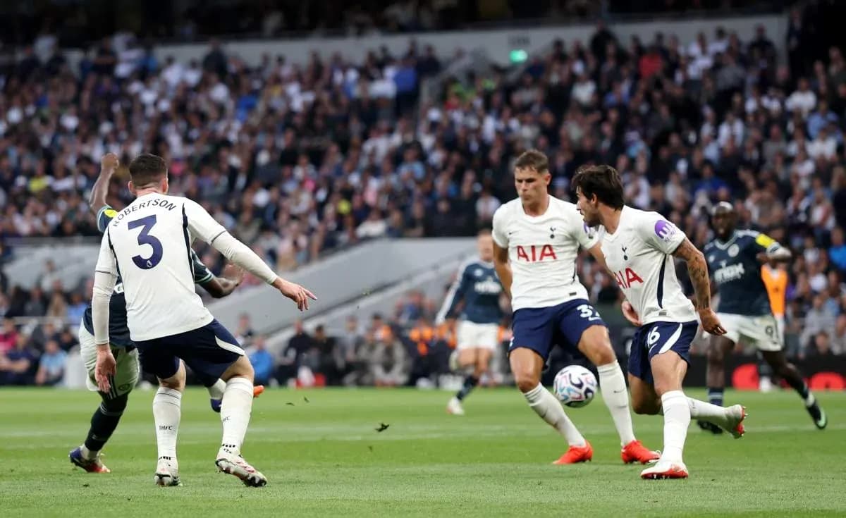 Jugadores de Tottenham compitiendo por el balón