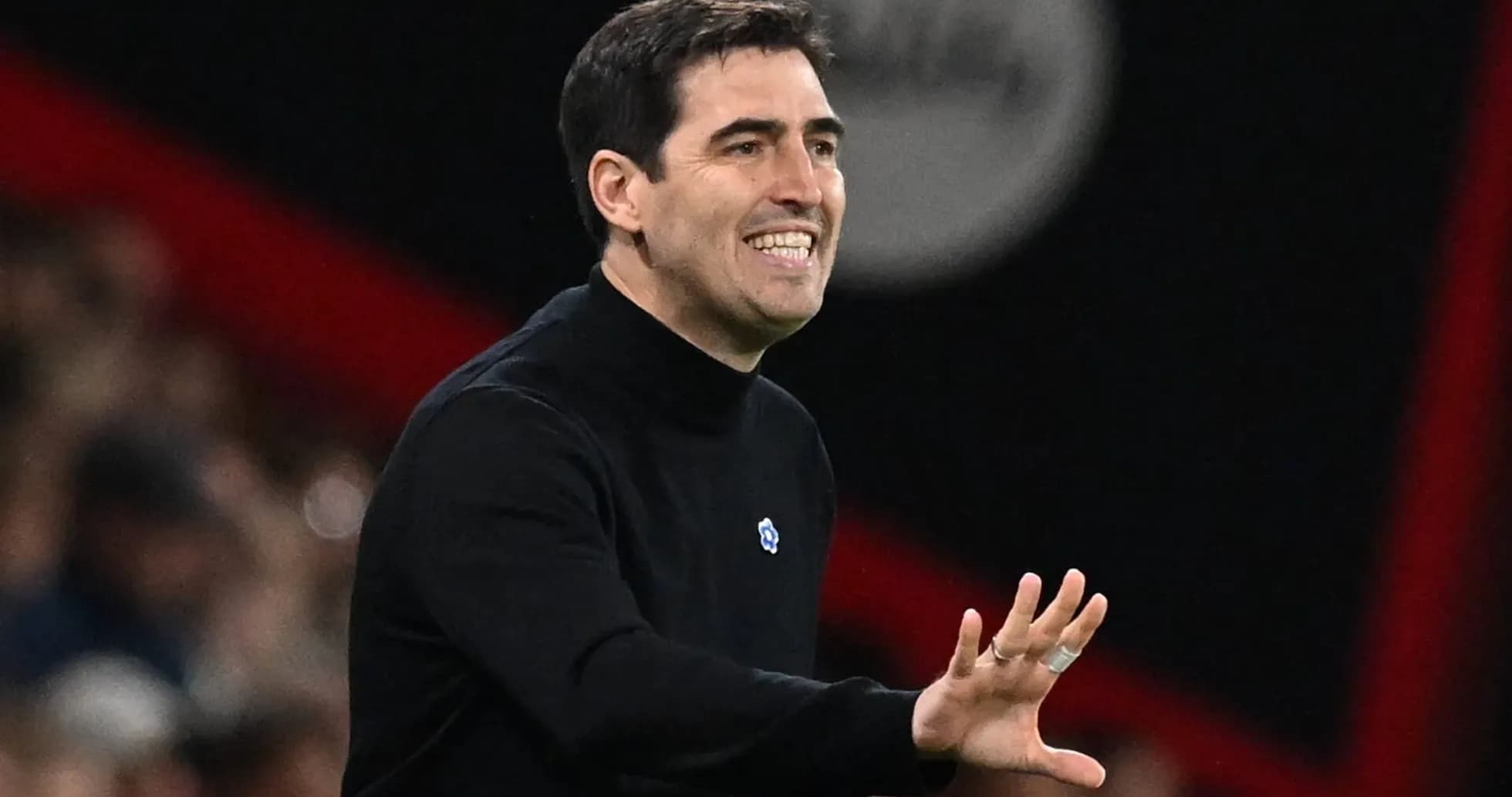 Entrenador dirigiendo a su equipo desde la banda