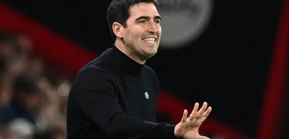 Entrenador dirigiendo a su equipo desde la banda