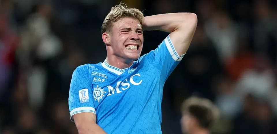 Jugador de Lazio mostrando frustración en el campo