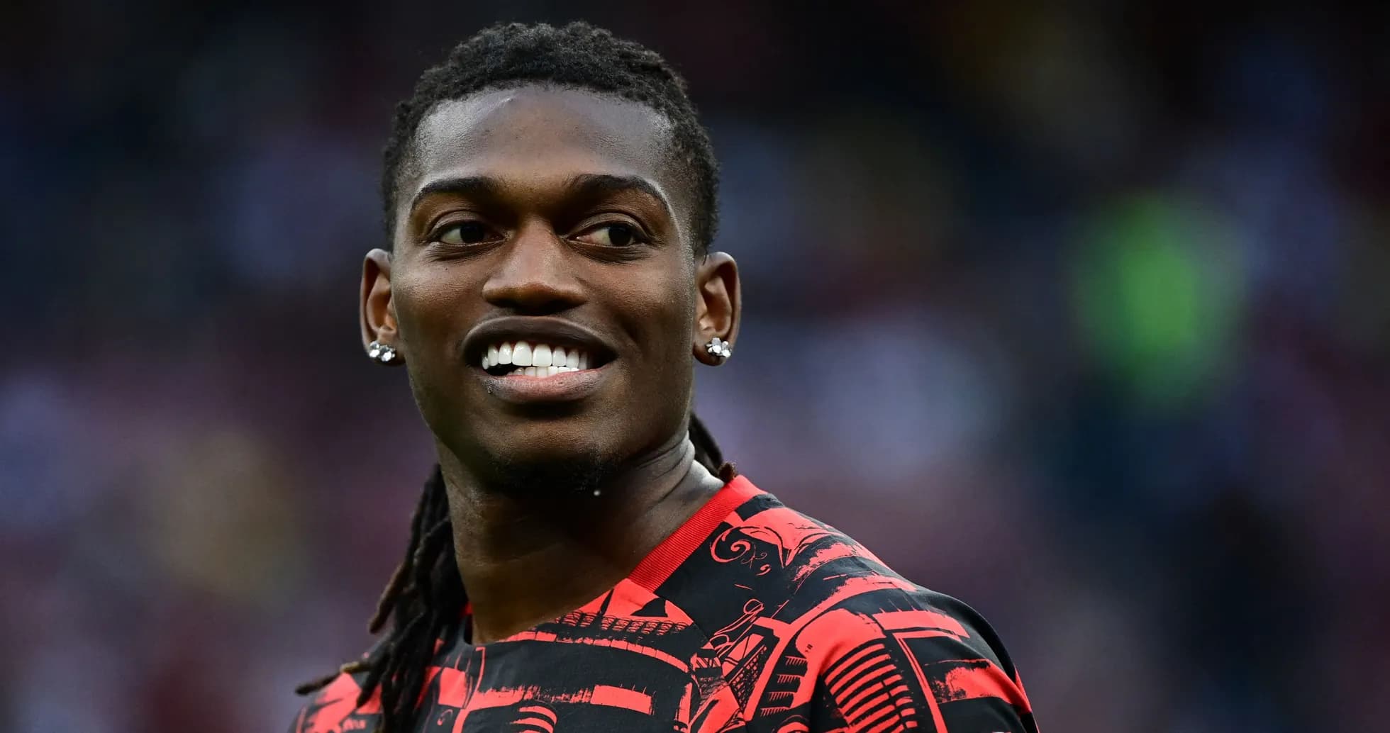 Jugador sonriente en uniforme de fútbol rojo