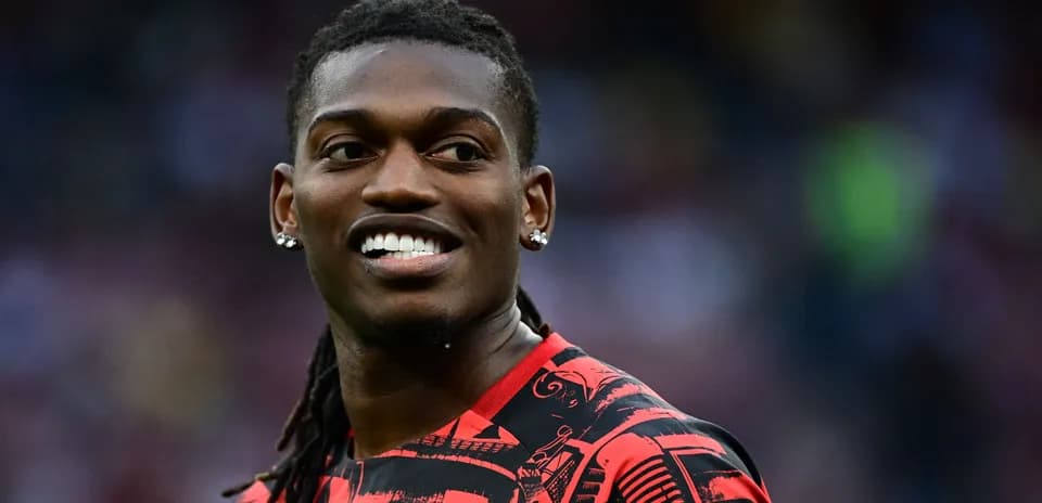 Jugador sonriente en uniforme de fútbol rojo