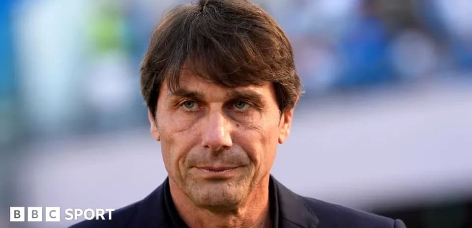 Entrenador en el campo antes del partido