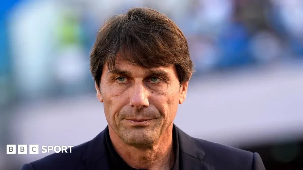 Entrenador en el campo antes del partido