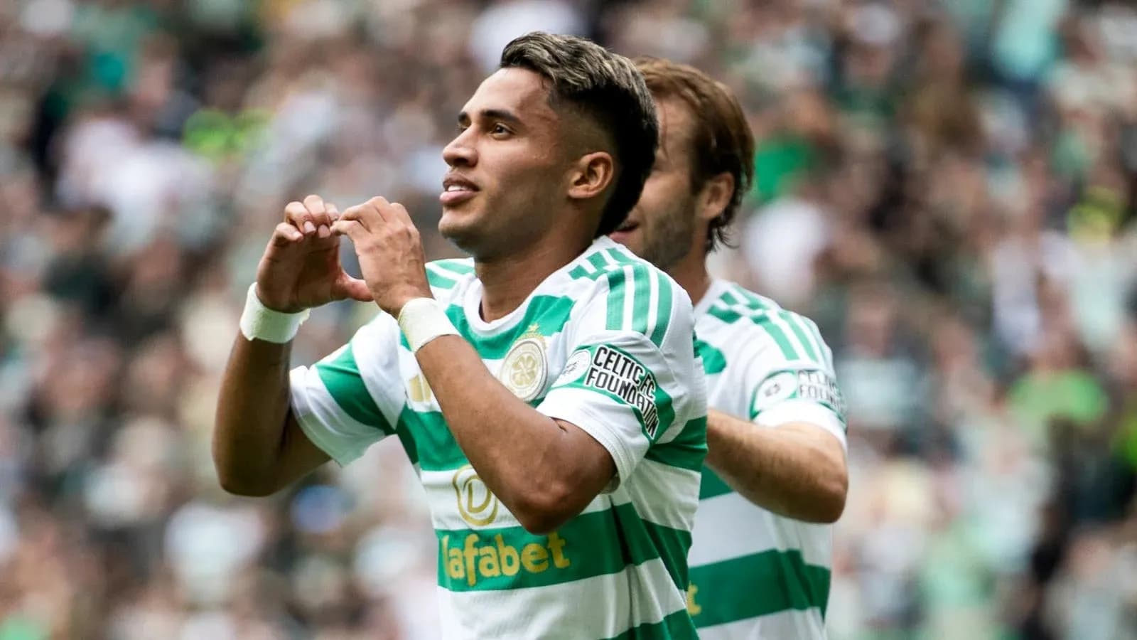 Jugador de Celtic celebrando un gol en el estadio