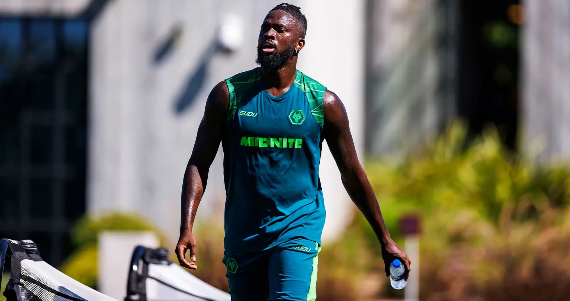 Jugador entrenando con botella de agua en mano