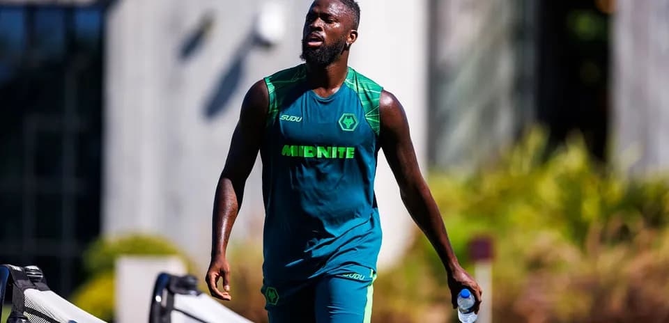 Jugador entrenando con botella de agua en mano