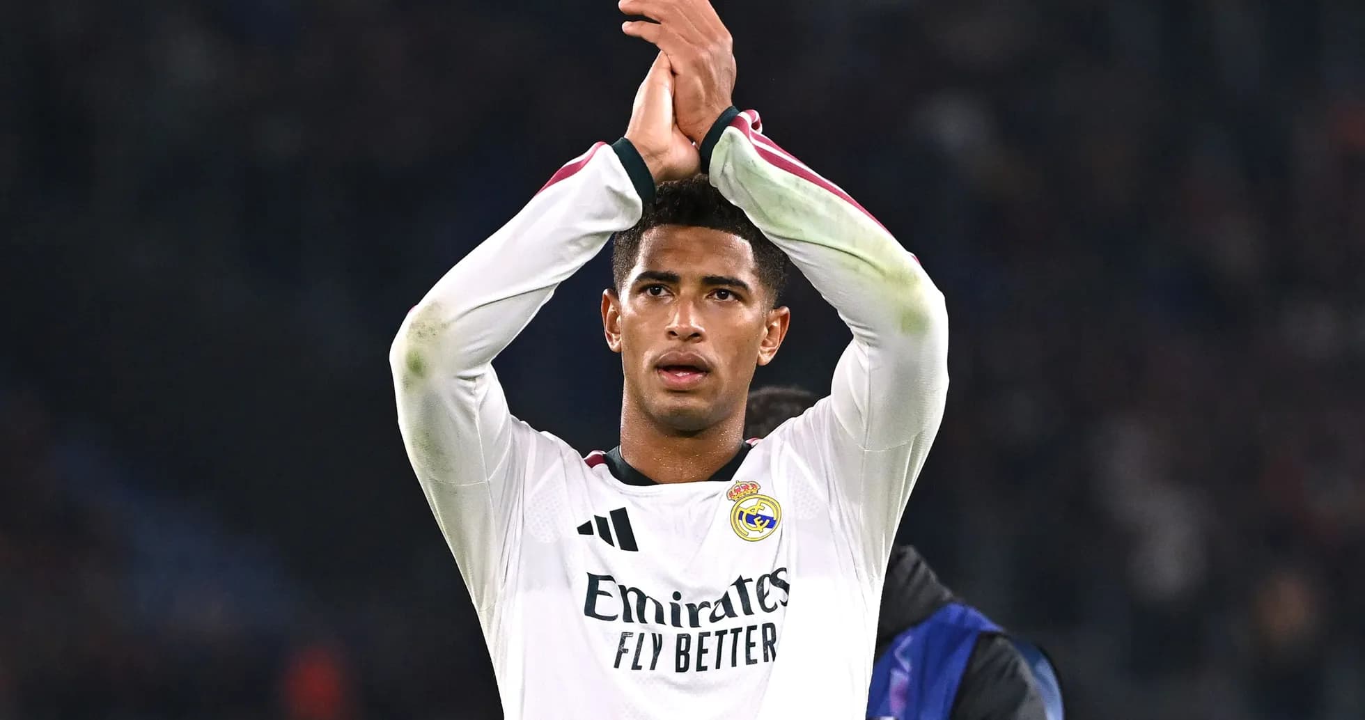 Jugador aplaudiendo tras el partido con Real Madrid