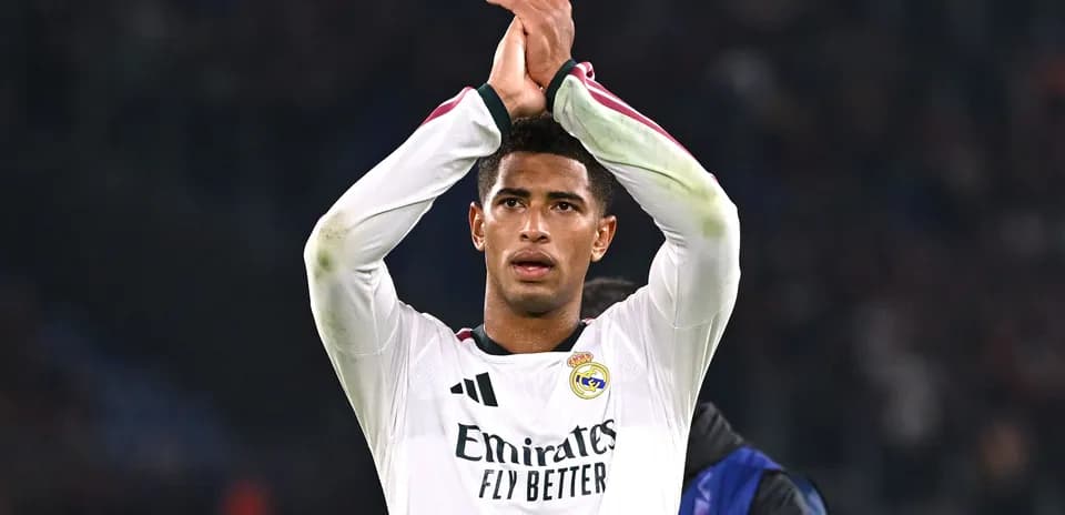 Jugador aplaudiendo tras el partido con Real Madrid