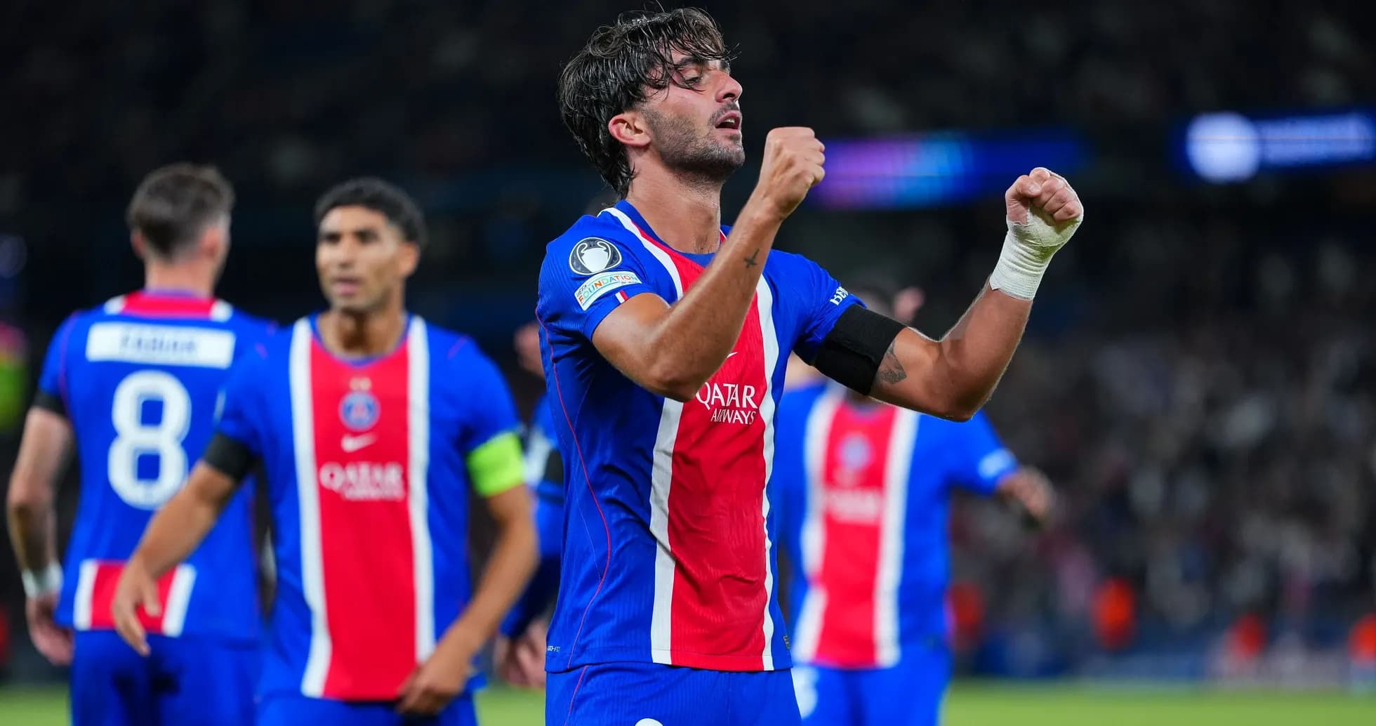 Jugador de PSG celebrando con compañeros tras un gol