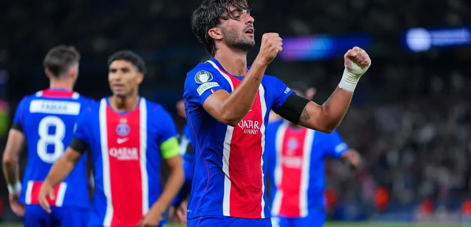 Jugador de PSG celebrando con compañeros tras un gol