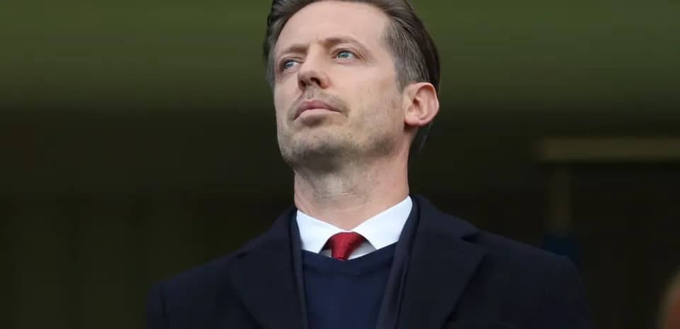 Hombre observando desde el palco en un estadio