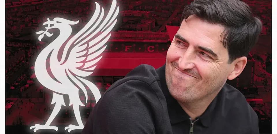 Entrenador sonriente con fondo del Liverpool FC