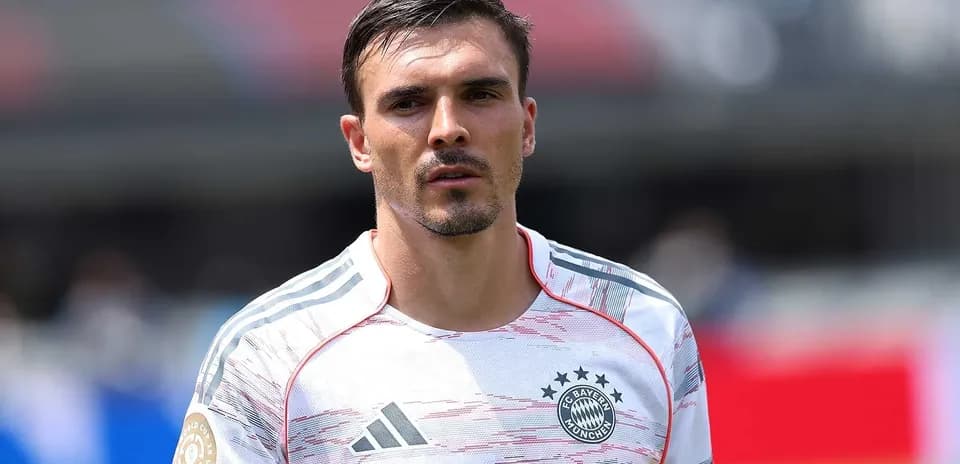 Jugador de fútbol en camiseta de Bayern Múnich