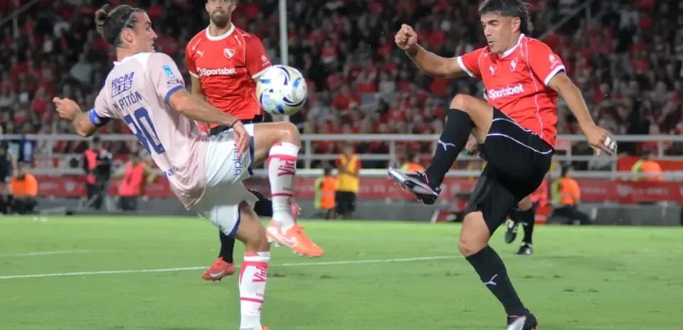 Jugadores en acción durante el partido