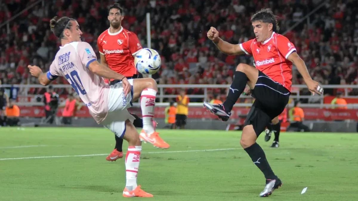 Jugadores en acción durante el partido