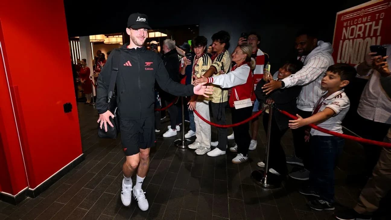 Jugador saludando a fanáticos en la entrada