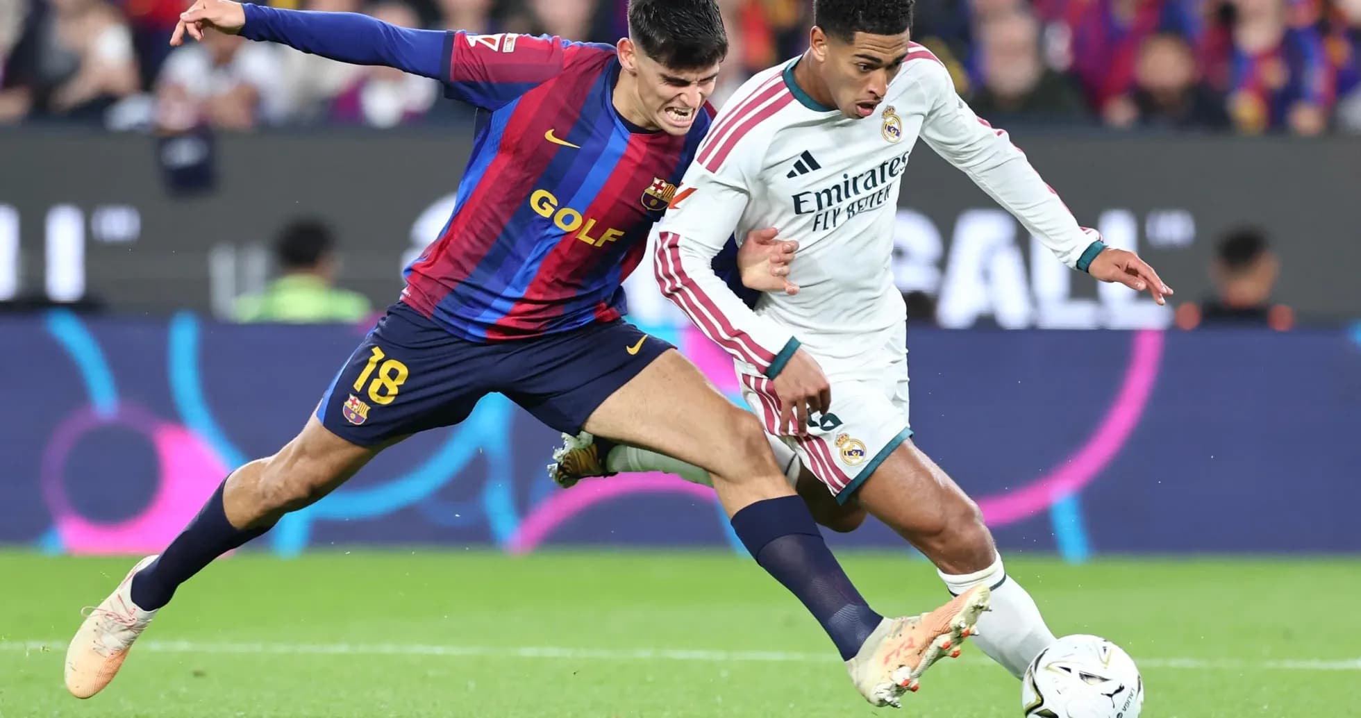 Jugadores de Barcelona y Real Madrid en acción